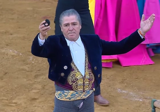 Martín Pareja-Obregón combinó el traje de luces con el de corto en el que resultó ser un grotesco disfraz