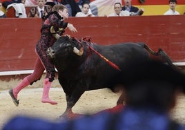 Horrible cogida a Borja Jiménez al entrar a matar a su primer toro en una corrida presidida por el Rey