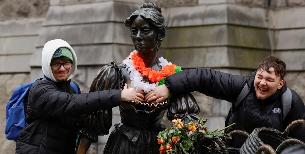 Dublín estudia elevar la estatua de Molly Malone para evitar que los turistas le toquen los pechos