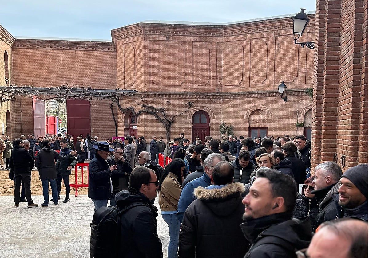 Los aficionados hacen cola para entrar al aparatdo