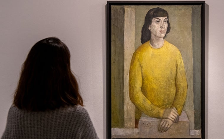Imagen principal - De arriba abajo, una mujer contempla uno de los retratos de Gil; aguada sin título ni fecha del autor; y el lienzo 'El pintor y su modelo', de 1951