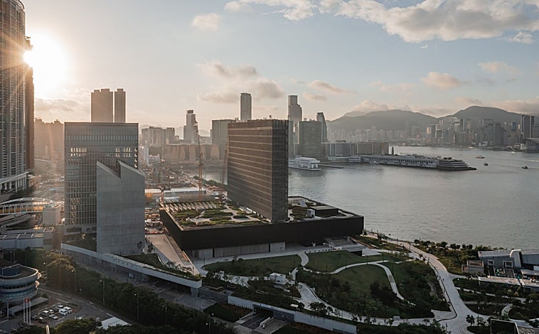 Imagen principal - De arriba abajo, vista panorámica del museo M+; retrato del coleccionista William Lim; y Patrick Sun entre las obras de la Sunpride Coleection