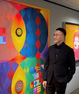 Imagen secundaria 2 - De arriba abajo, vista panorámica del museo M+; retrato del coleccionista William Lim; y Patrick Sun entre las obras de la Sunpride Coleection