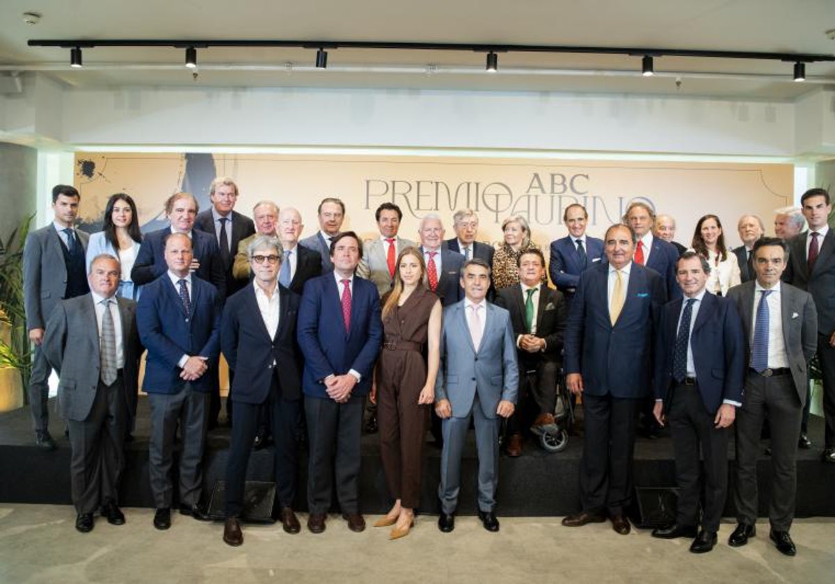 Los toreros y ganaderos junto a Victorino en el XVI Premio Taurino ABC