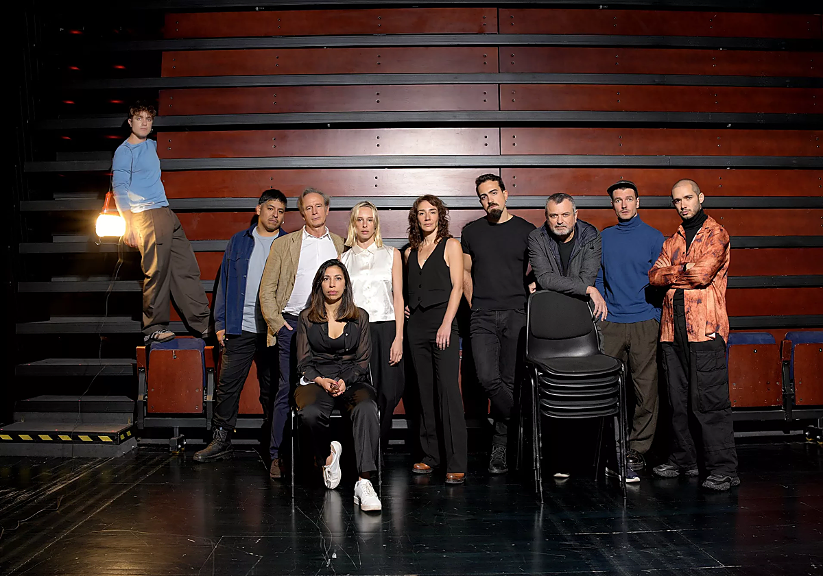 Karina Garantivá, sentada, y Ernesto Caballero, el tercero empezando por la derecha, con el equipo de 'Orestíada'