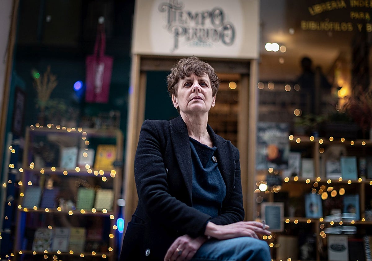 Mercedes López-Ballesteros, traductora de Proust, con un 'pin' del autor de la 'Recherche'