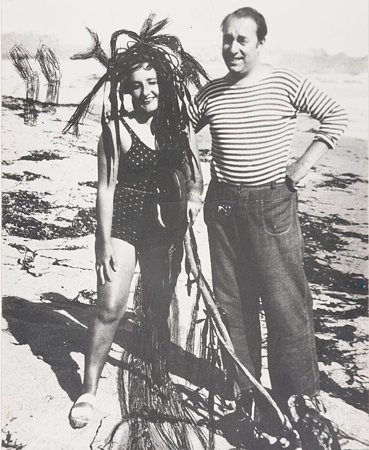 Maruja Mallo, vestida de algas, con Pablo Neruda en Chile, 1945