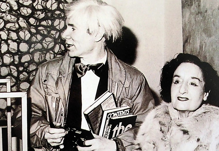Andy Warhol y Maruja Mallo, en la inauguración de una exposición en la galería Fernando Vijande de Madrid en 1982