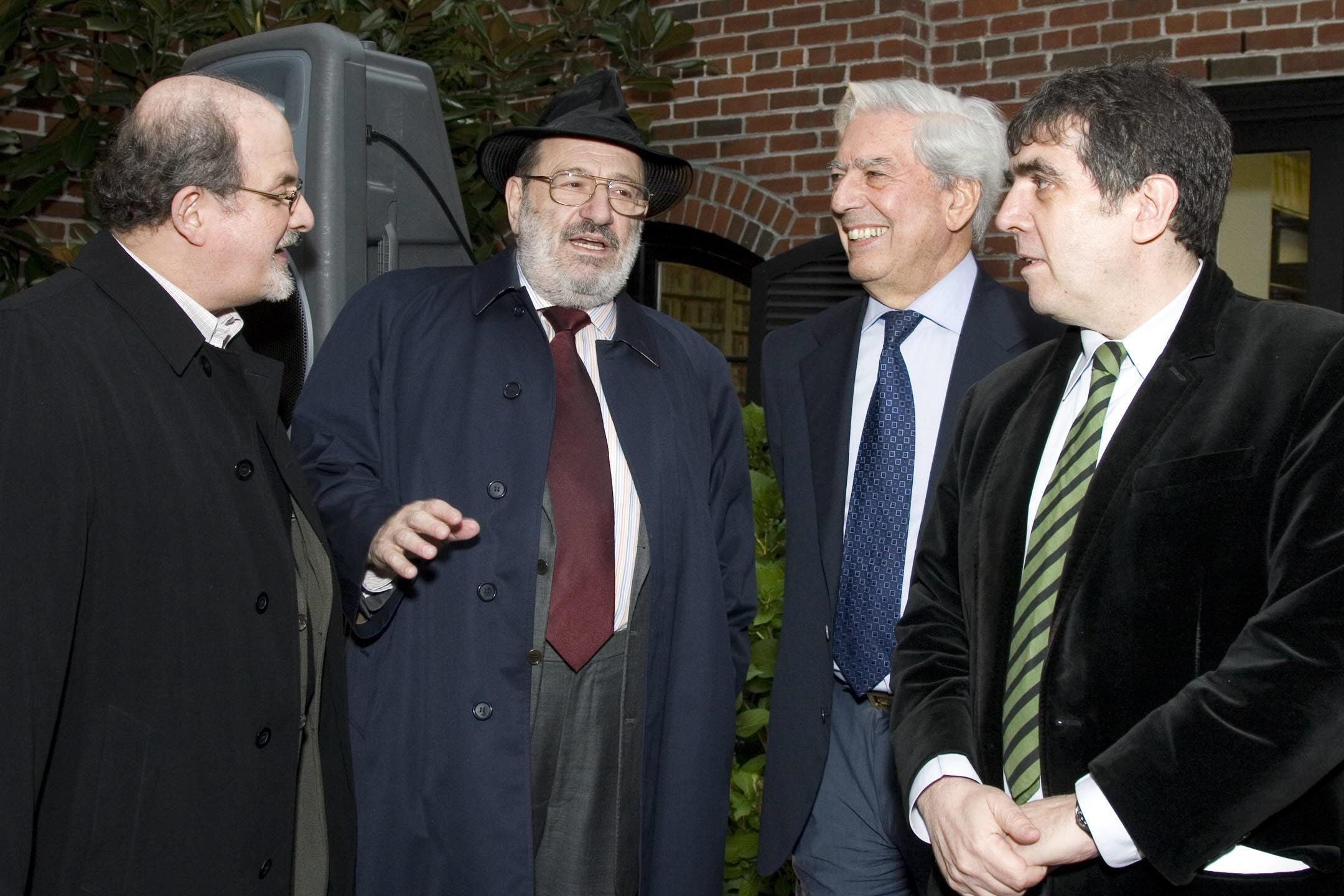 De izquierda a derecha los escritores, Salman Rushdie, Umberto Eco, Mario Vargas Llosa y el ex director del Instituto Cervantes de Nueva York, Eduardo Lago, durante la recepción del Instituto para los participantes en el Congreso Internacional de Literatura de 2008