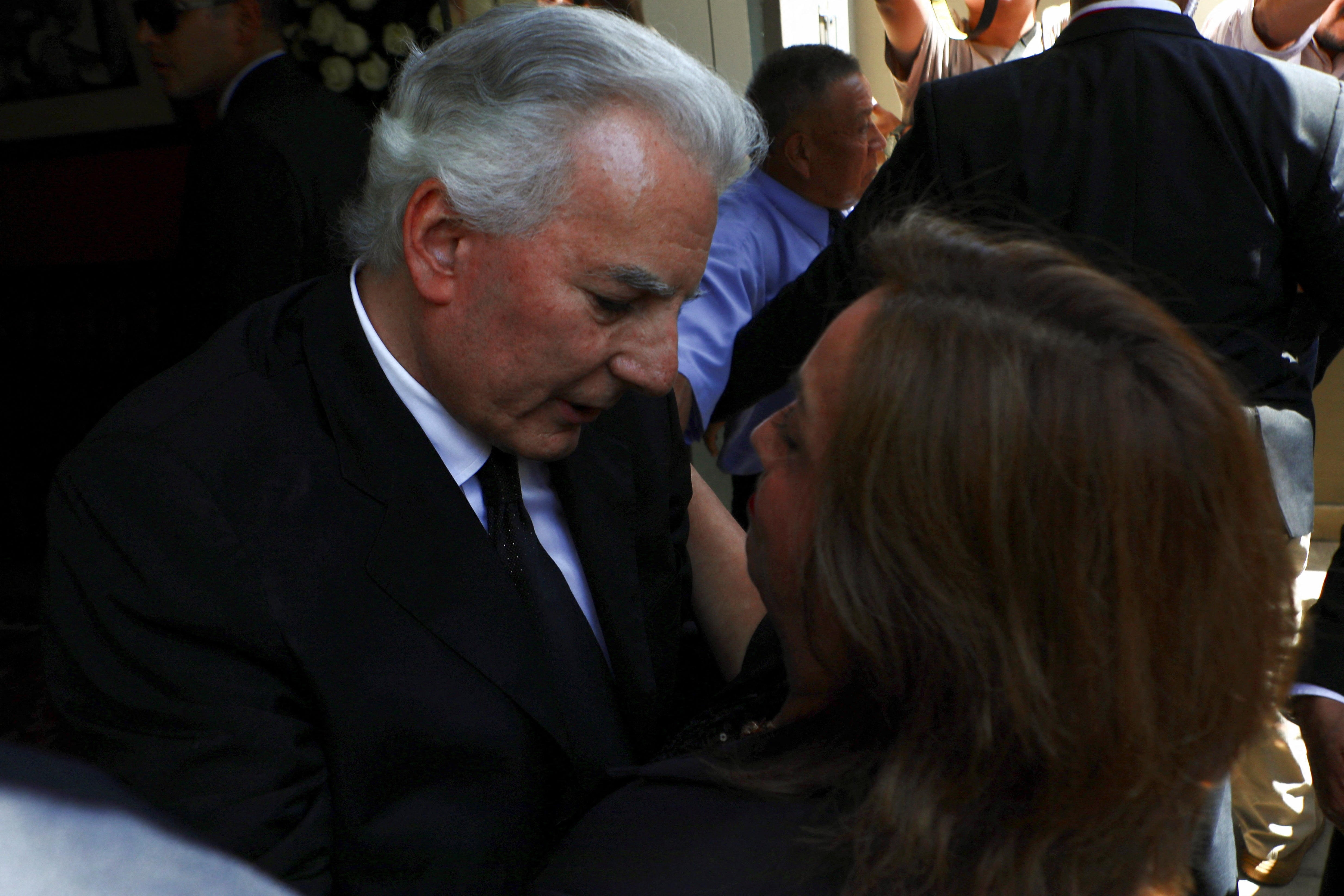 Álvaro Vargas Llosa recibe las condolencias de la presidenta de Perú, Dina Boluarte