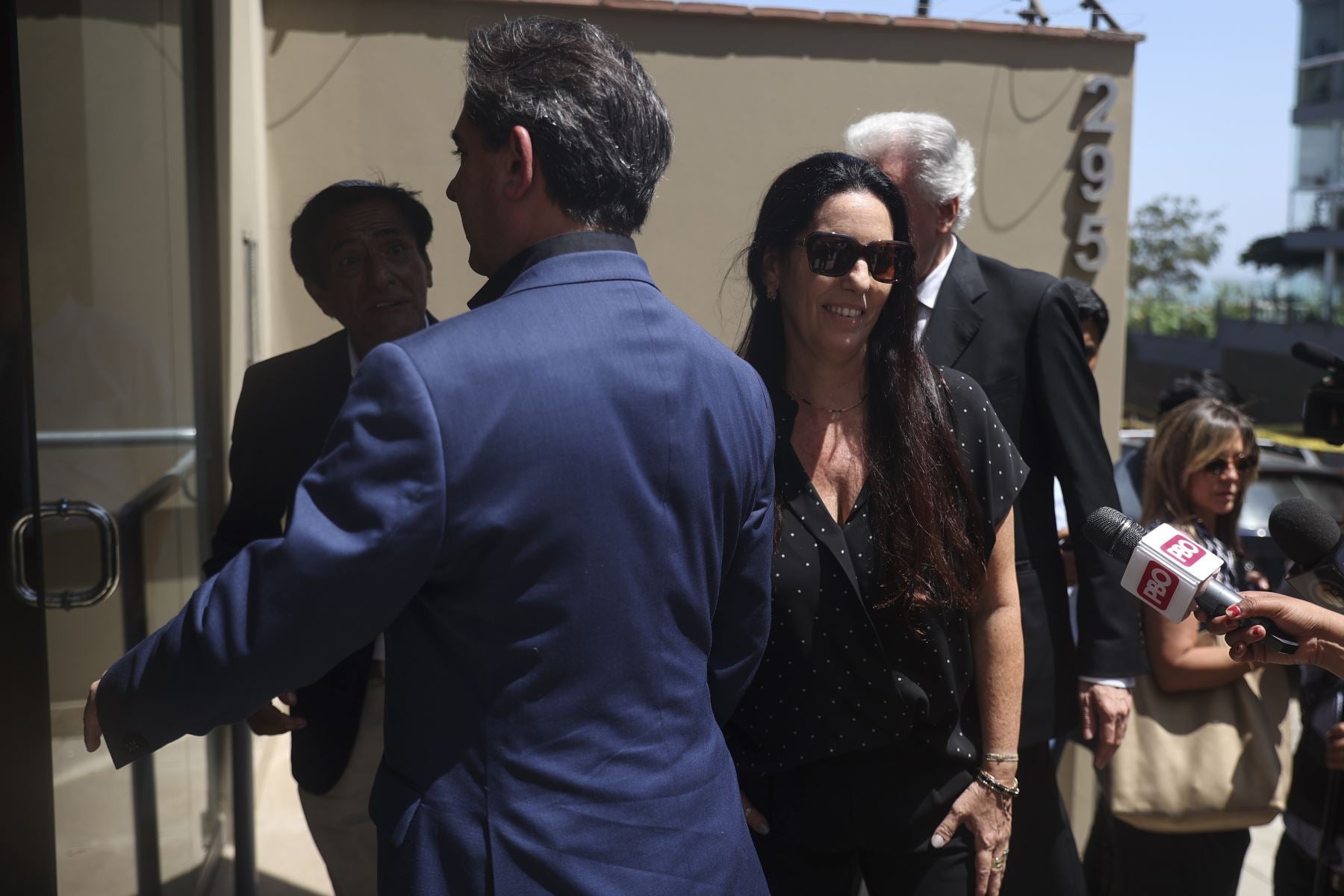 Los tres hijos de Vargas Llosa, Gonzalo, Morgana y Álvaro, entrando a la funeraria donde se ha velado al escritor