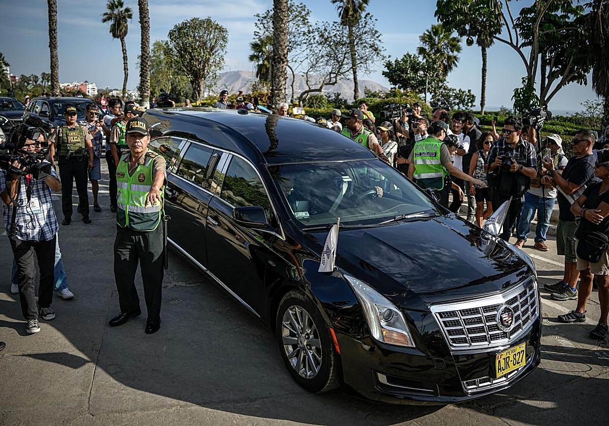 Una carroza fúnebre traslada los restos del escritor peruano