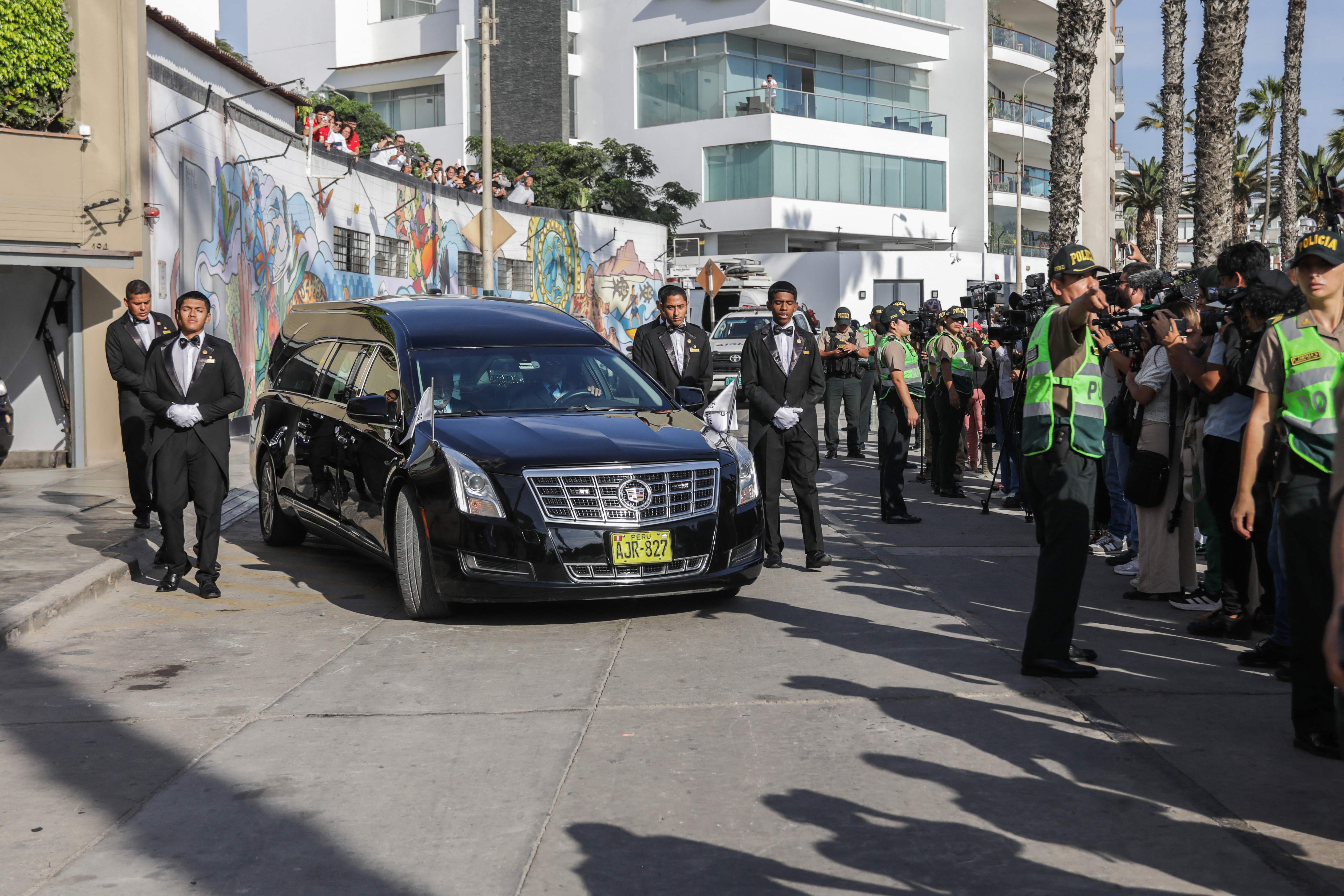 Salida de la casa de Vargas Llosa del coche fúnebre que llevaba al tanatorio el féretro