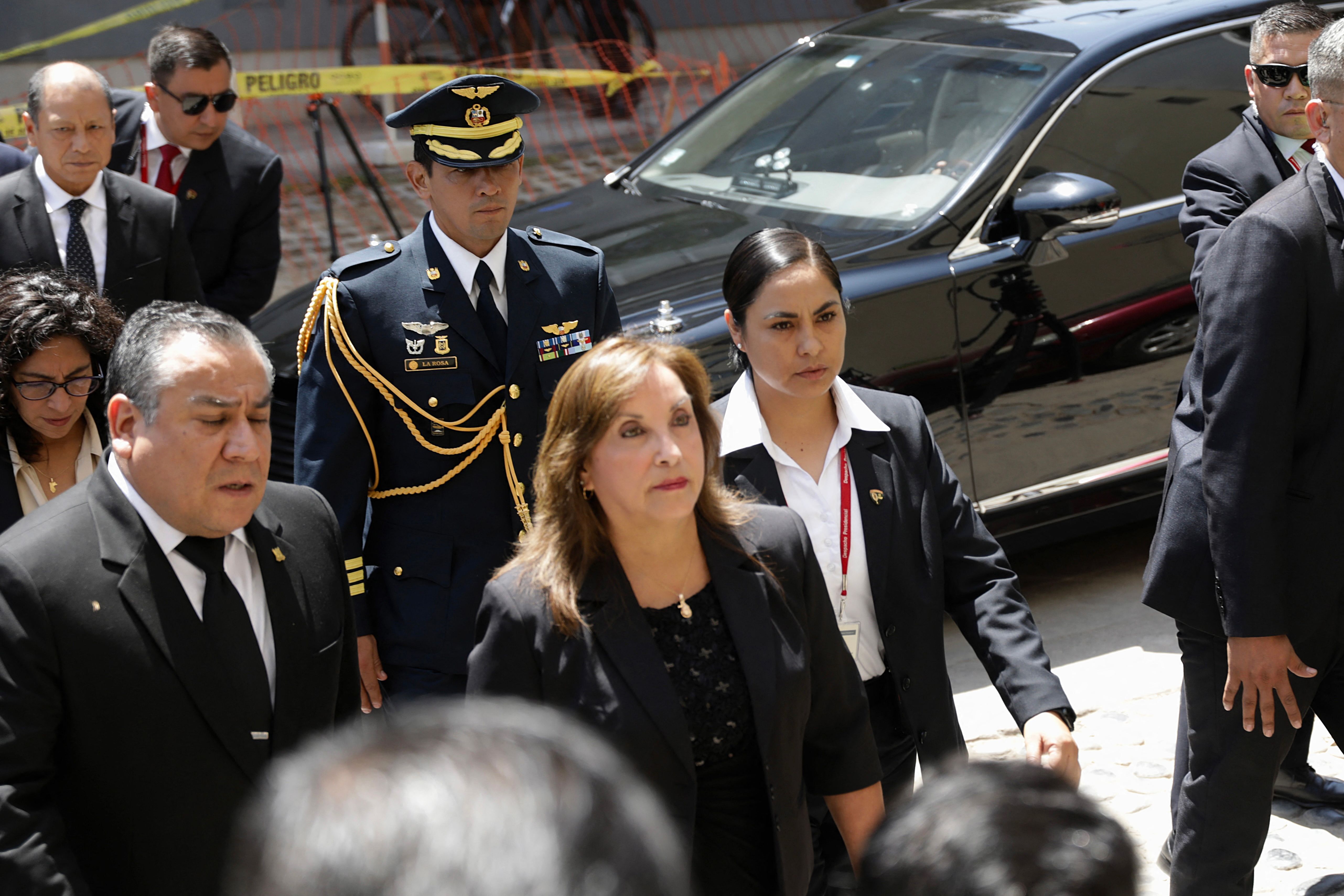 La presidenta de Perú, Dina Boluarte, llegando al tanatorio