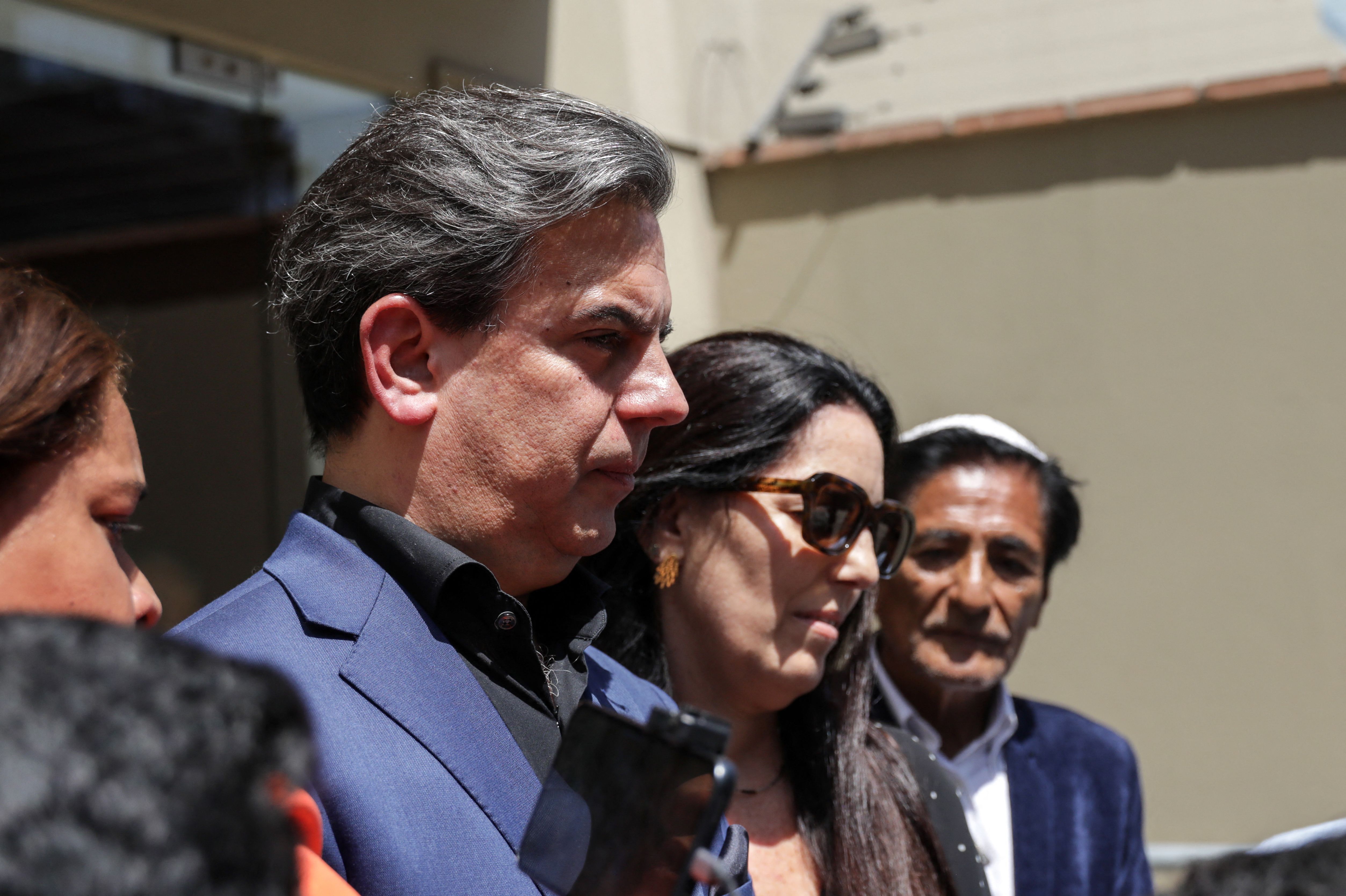 Gonzalo y Morgana, hijos del premio Nobel, en la entrada de la funeraria