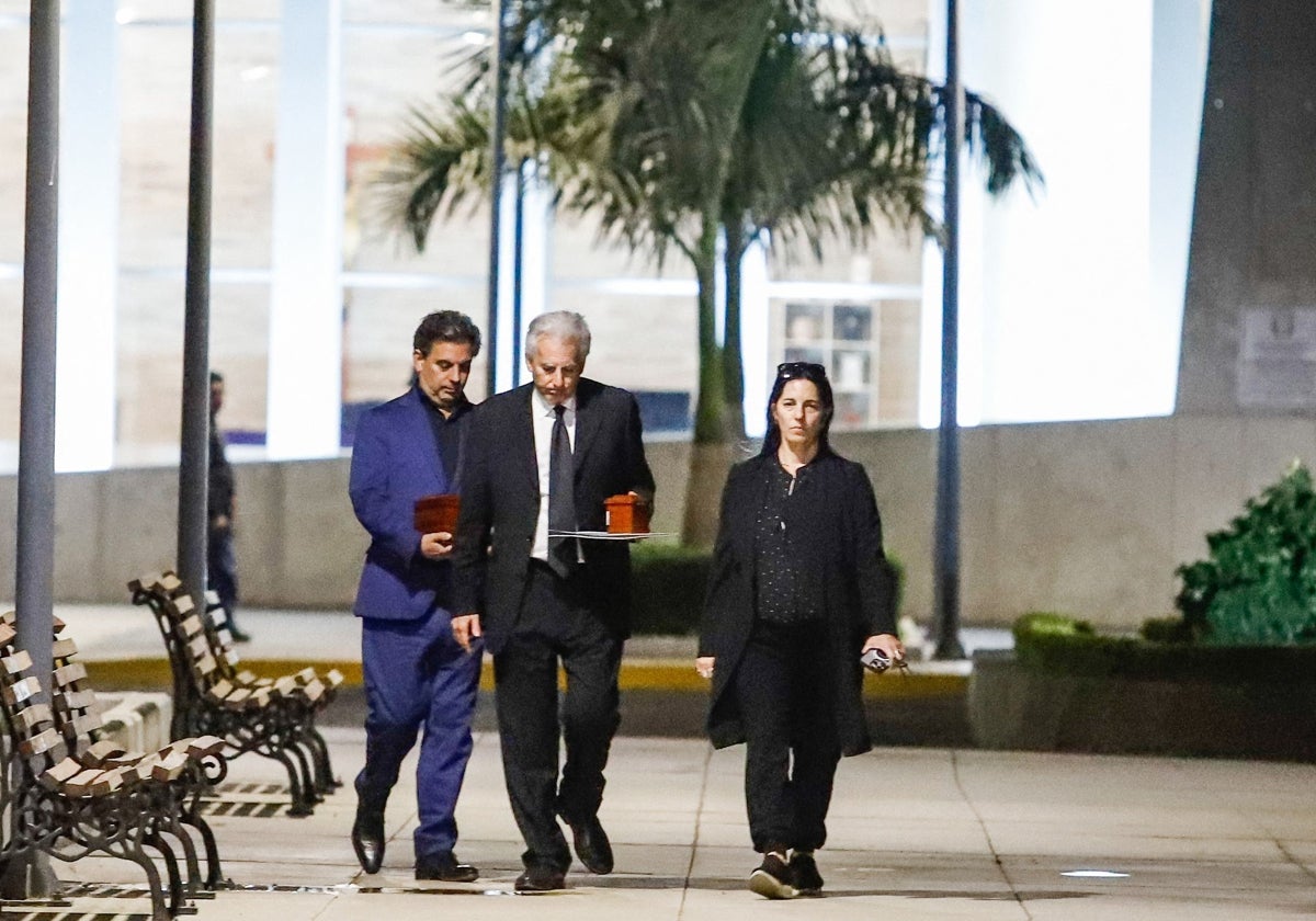 Los hijos de Mario Vargas Llosa, Gonzalo, Álvaro y Morgana, portan las urnas con las cenizas de su padre en el velatorio del Nobel de Literatura