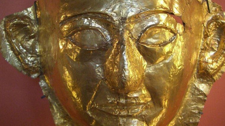 Máscara de oro de Khaemwaset encontrada en el Serapeum de Saqqara, hoy en el Museo del Louvre