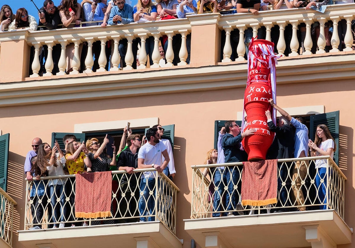 Para celebrar la Resurrección, lanzan grandes tinajas coloridas desde los balcones en el centro histórico de Corfú