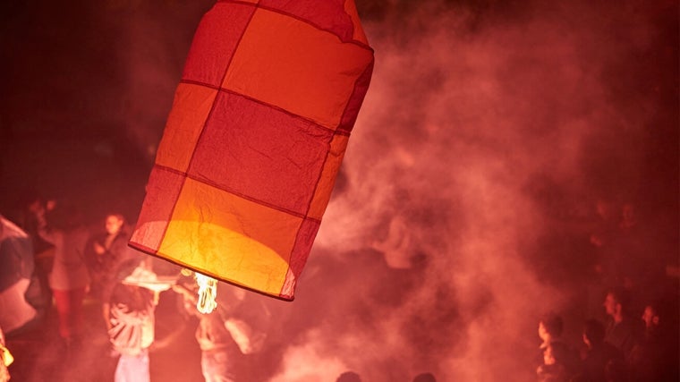 La noche del Sábado Santo, Leonidio se ilumina con cientos de globos aerostáticos que se elevan al cielo