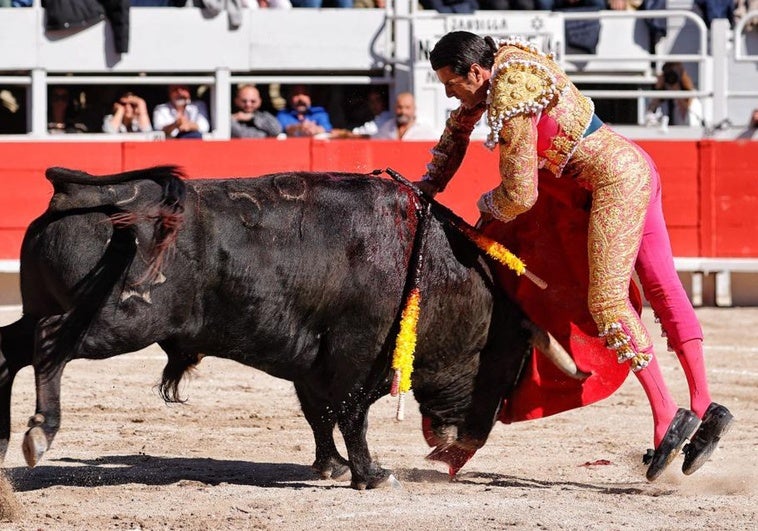 Emilio de Justo sufre dos volteretones con el primer toro en Arlés