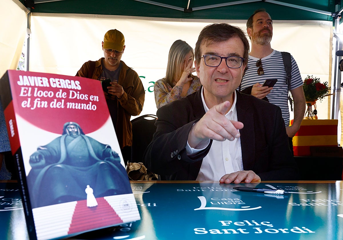 Javier Cercas firmando su libro en Sant Jordi