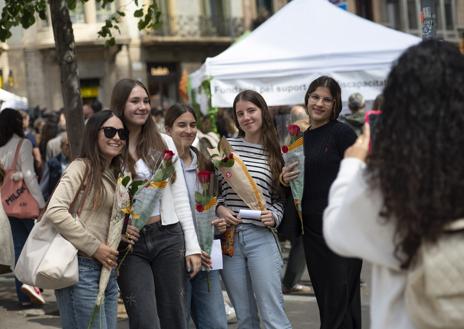 Imagen secundaria 1 - Javier Cercas en Sant Jordi, en unas calles de Barcelona llenas de rosas y lectores