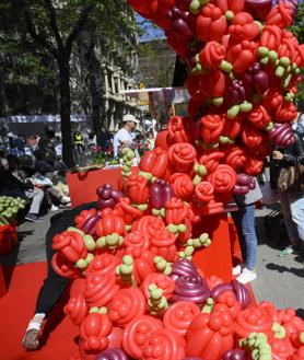 Imagen secundaria 2 - Javier Cercas en Sant Jordi, en unas calles de Barcelona llenas de rosas y lectores