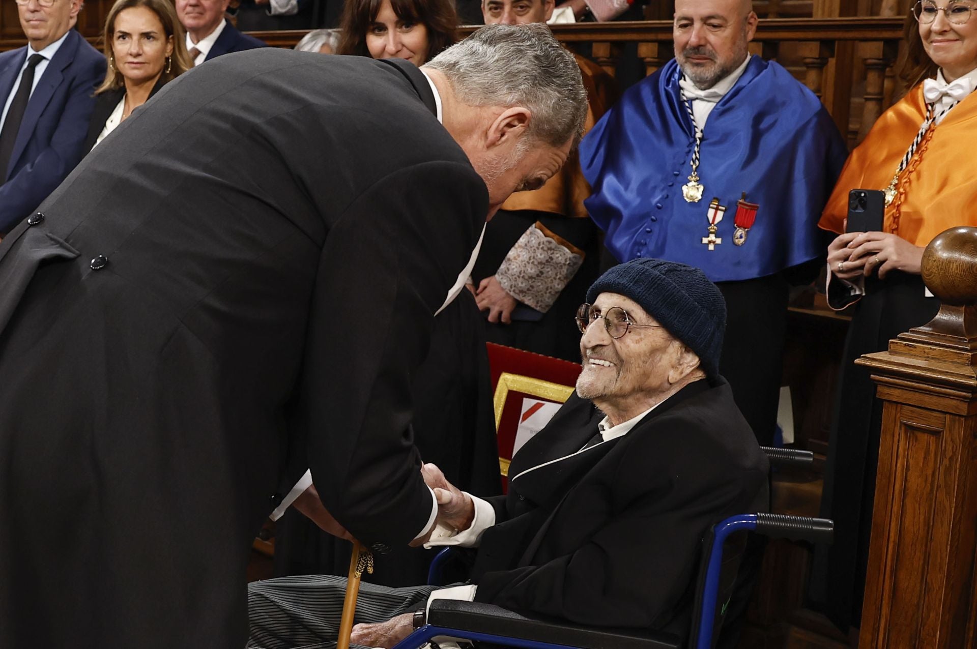 El rey Felipe VI saluda al escritor Álvaro Pombo, antes de hacerle entrega del premio Cervantes