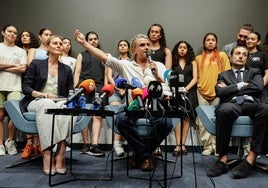 Nacho Cano, en rueda de prensa junto a los becarios de 'Malinche'.