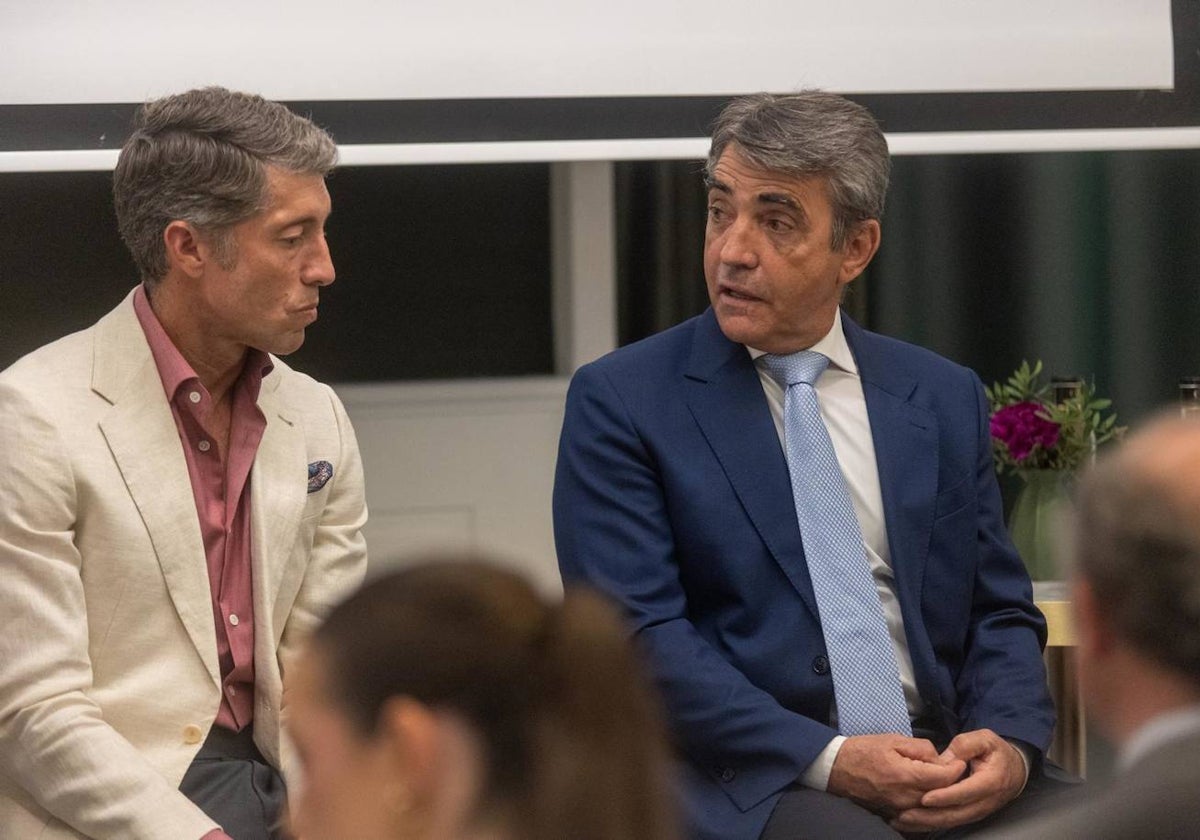 El torero Manuel Escribano junto al ganadero Victorino Martín durante la presentación del vídeo