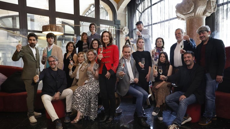 Autores que publican con la editorial Planeta, con la última ganadora del Premio Planeta, Paloma Sánchez-Garnica, en el centro, se han reunido en Barcelona este martes, víspera de la festividad de Sant Jordi.