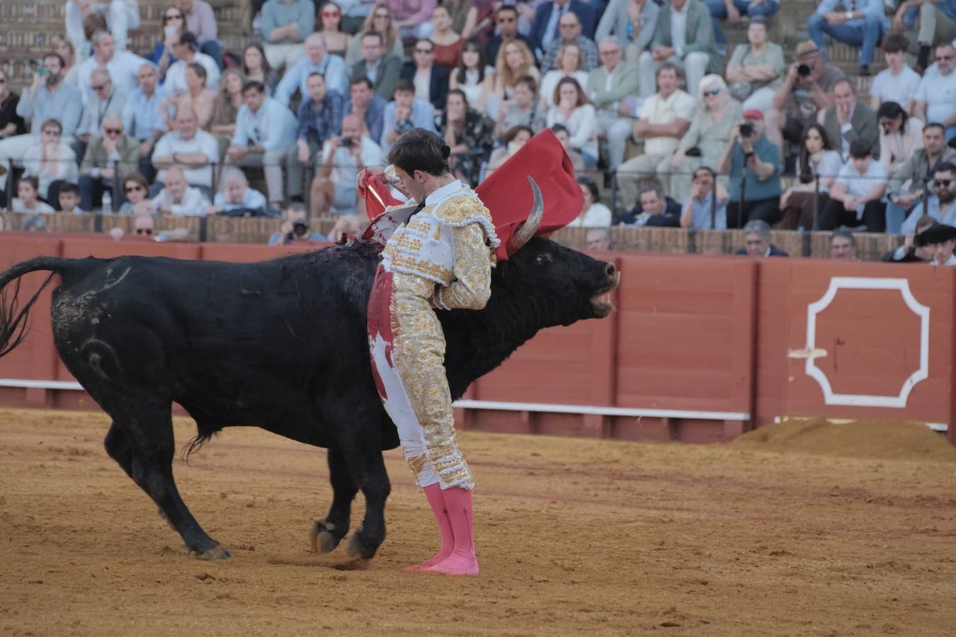 Samuel Navalón logró arranzar aplausos en la faena de su primero