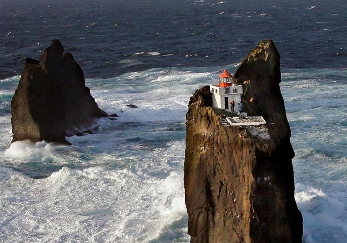 El faro se edificó en el promontorio de una roca de basalto