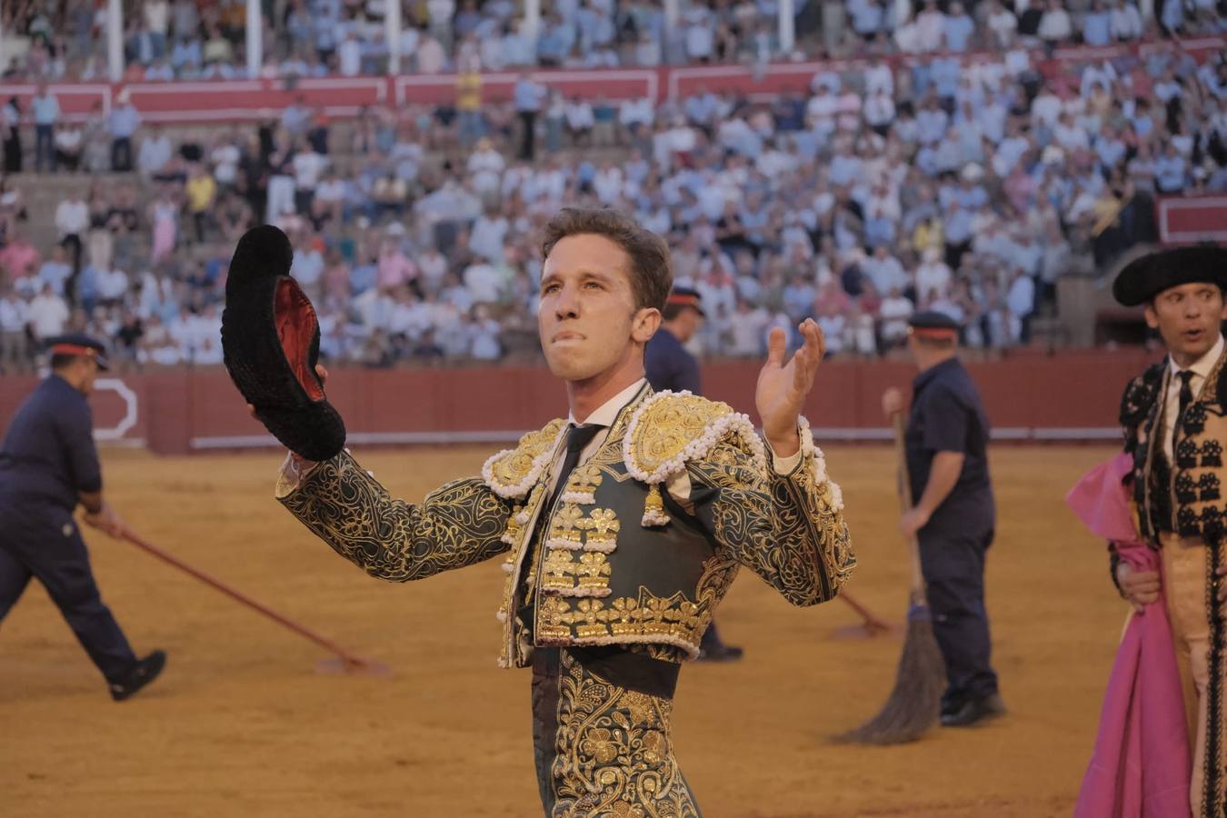 Calerito se llevó un susto con su segundo toro que lo levantó por los aires