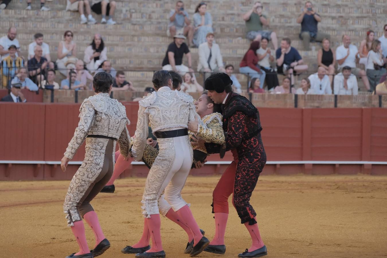 Calerito se llevó un susto con su segundo toro que lo levantó por los aires