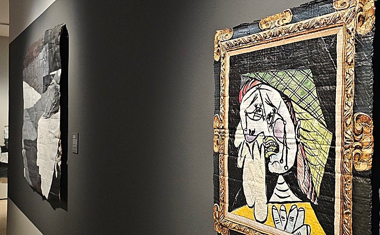 Imagen principal - En las imágenes, distintas piezas de la muestra de Julio Anaya en el Museo Casa Natal de Picasso