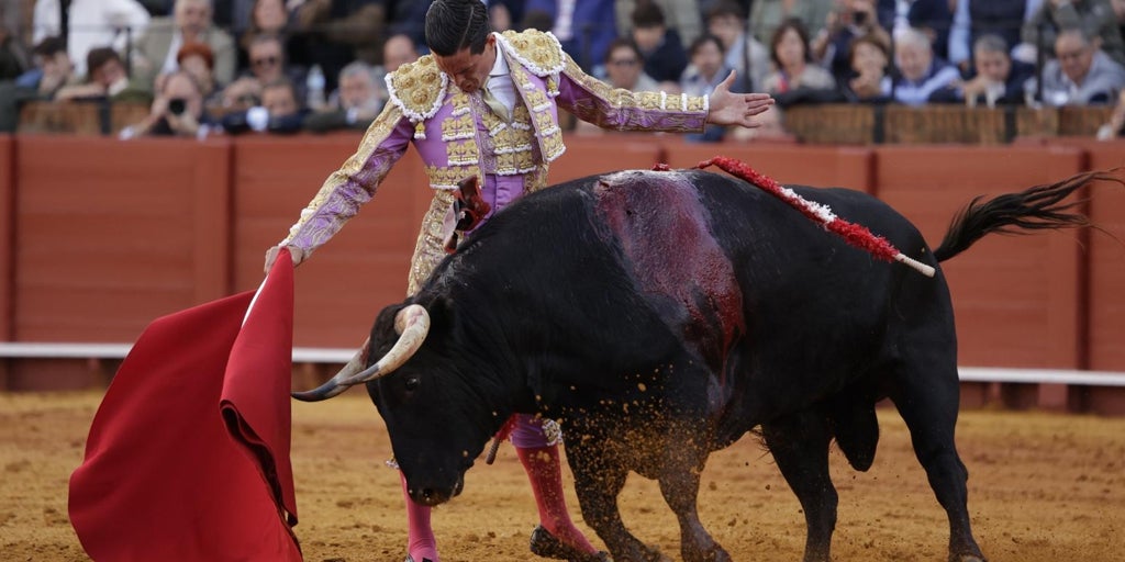 Alcurrucén rinde culto a la hechura y la clase: elogio del toro bravo en la Maestranza