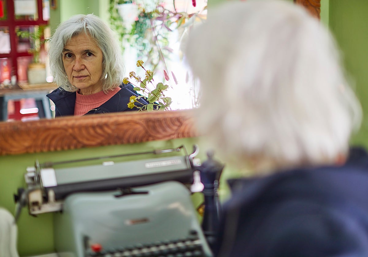 Belén Gopegui Durán, reflejada en un espejo