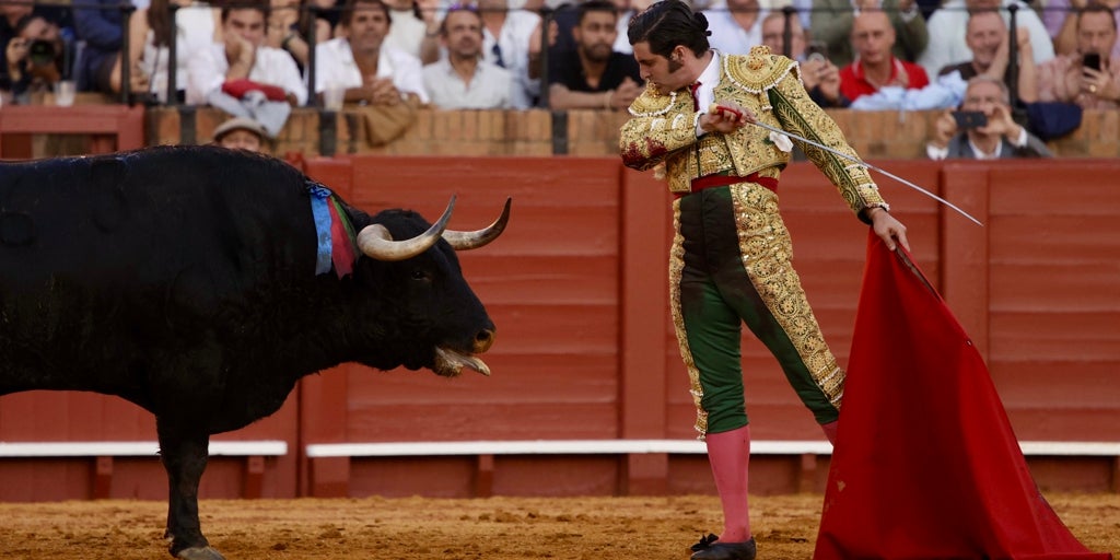 Morante saca los dientes por el papado del toreo y rinde a la Maestranza