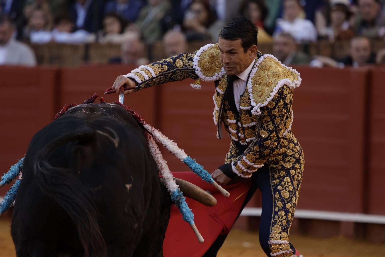 José María Manzanares entra a matar a su primer toro