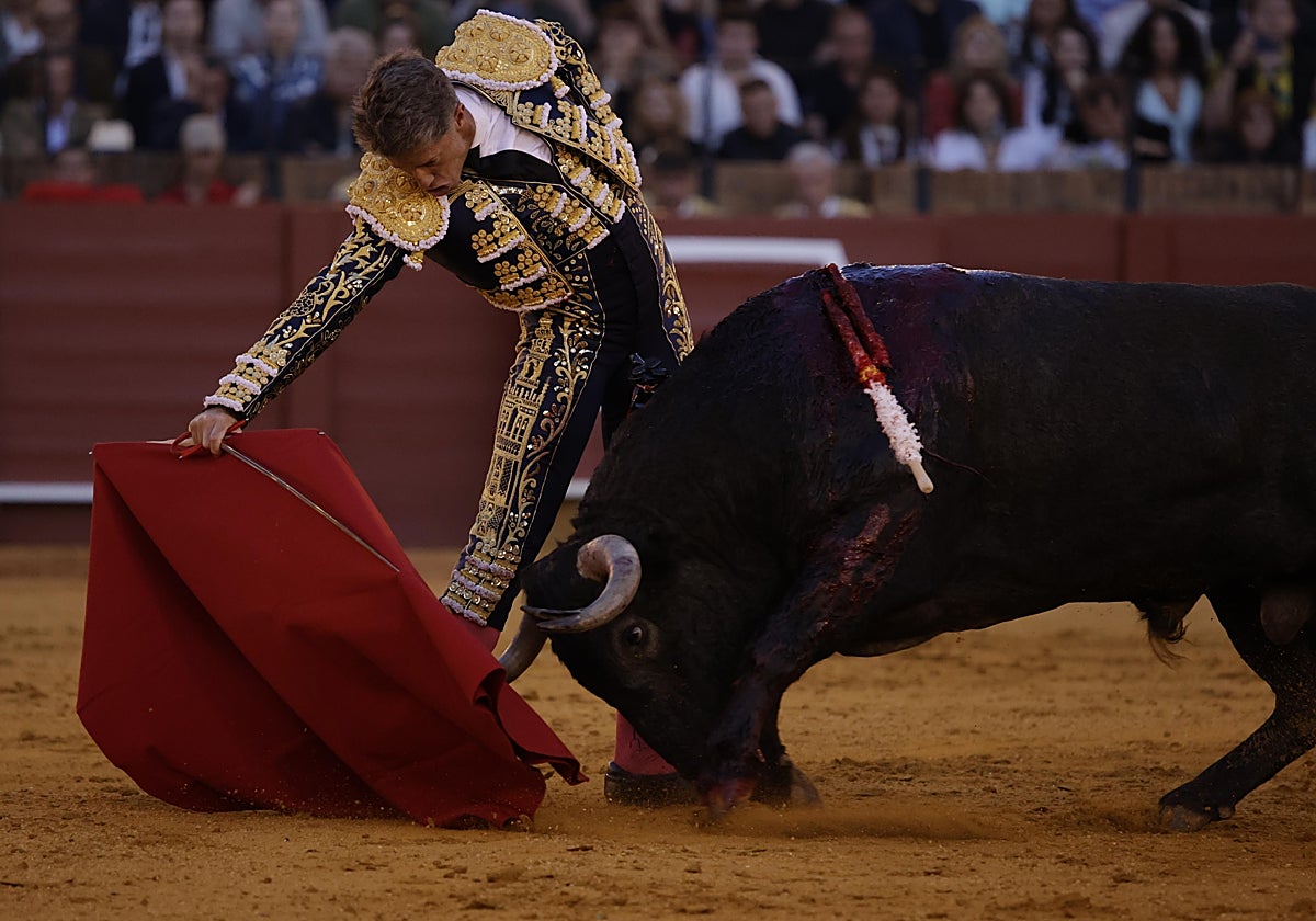 Manuel Escribano lució un vestido con la Giralda bordada en su taleguilla y el Giraldillo en la chaquetilla