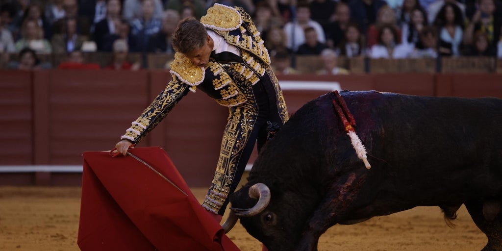 Escribano y Mosquetón rescatan a Victorino y rinden a una Maestranza al grito de «¡torero, torero!»