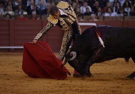 Escribano y Mosquetón rescatan a Victorino y rinden a una Maestranza al grito de «¡torero, torero!»