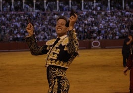 Toros en Sevilla, en directo: dos orejas para Escribano en el quinto de la tarde