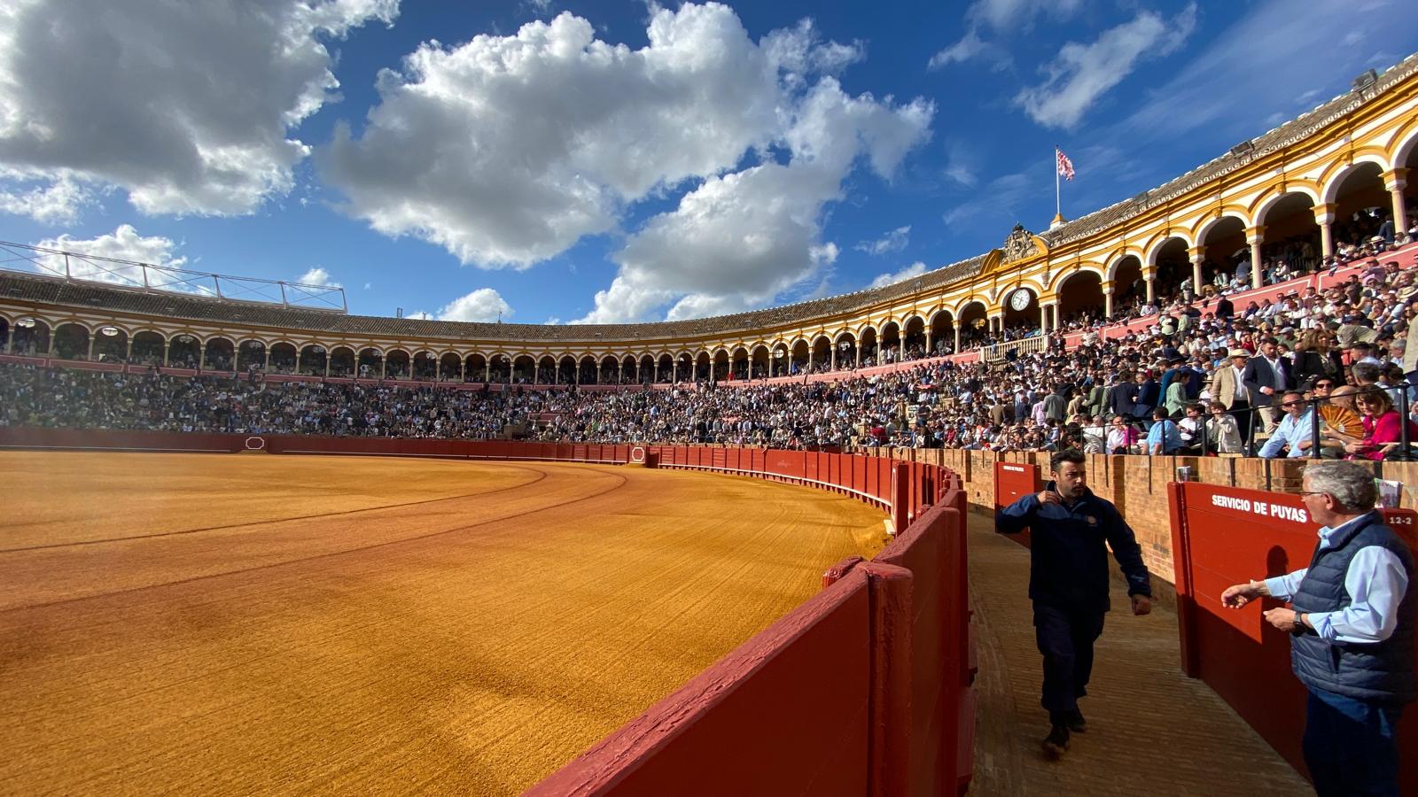 Toros en Sevilla, en directo: dos orejas para Escribano en el quinto de la tarde
