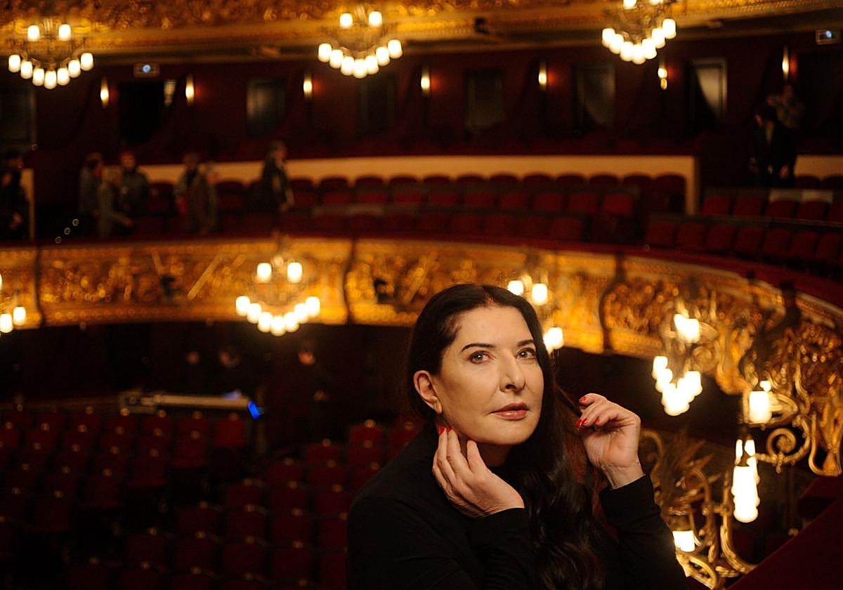 La artista Marina Abramovic posa en el Gran Teatro del Liceo en 2023