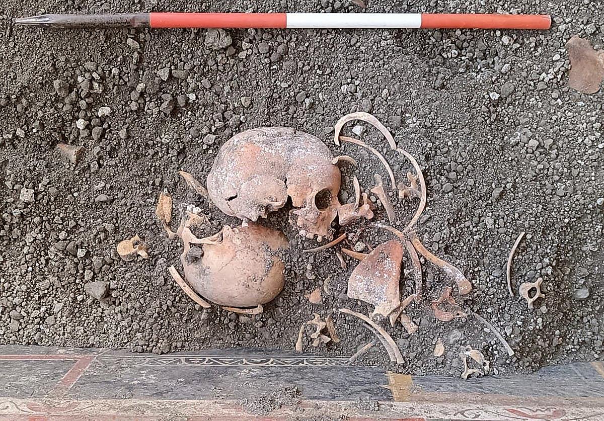 Los arqueólogos han descubierto los restos de al menos cuatro individuos, entre ellos un niño