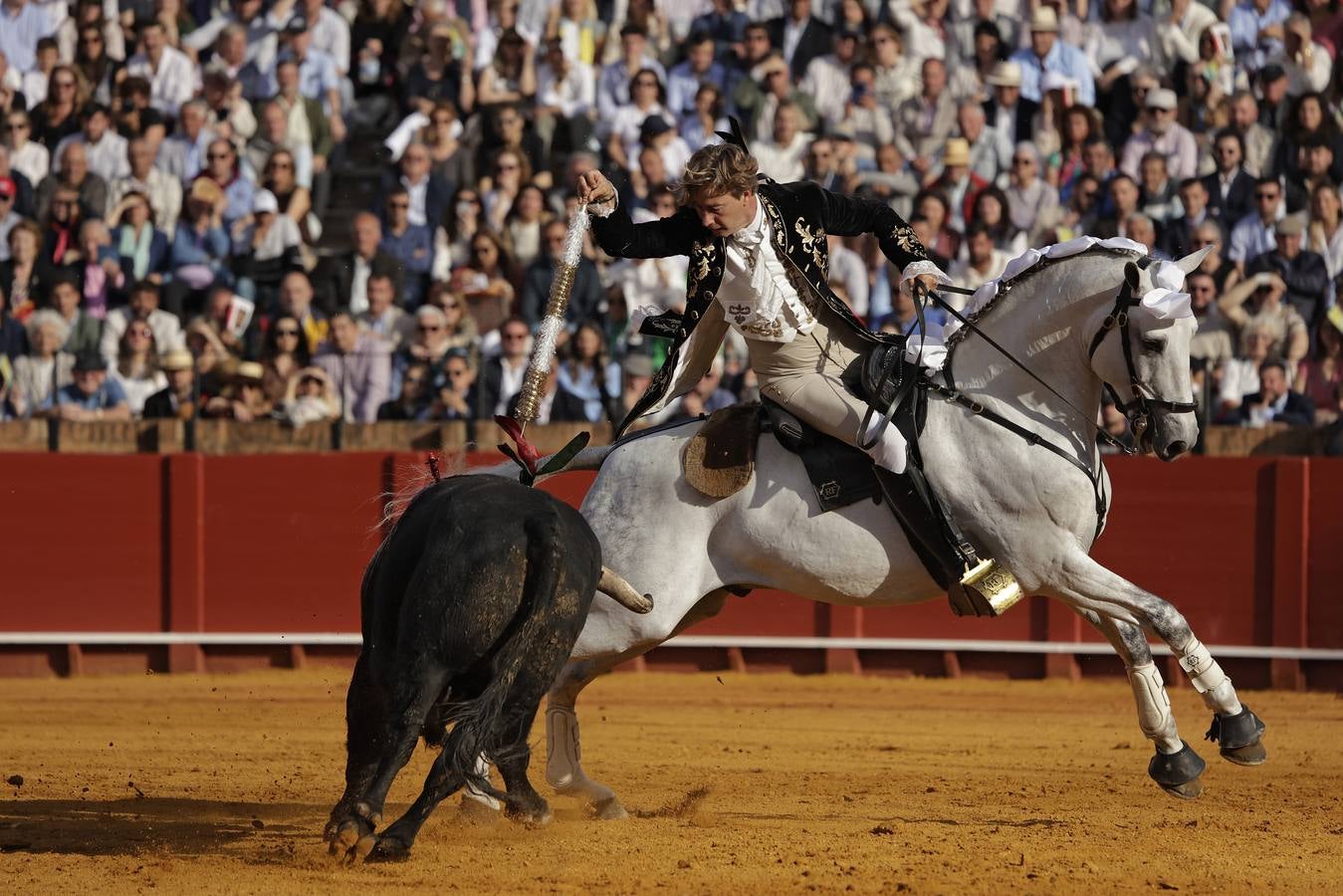 Rui Fernandes recibió una ovación de la Maestranza en su segundo toro