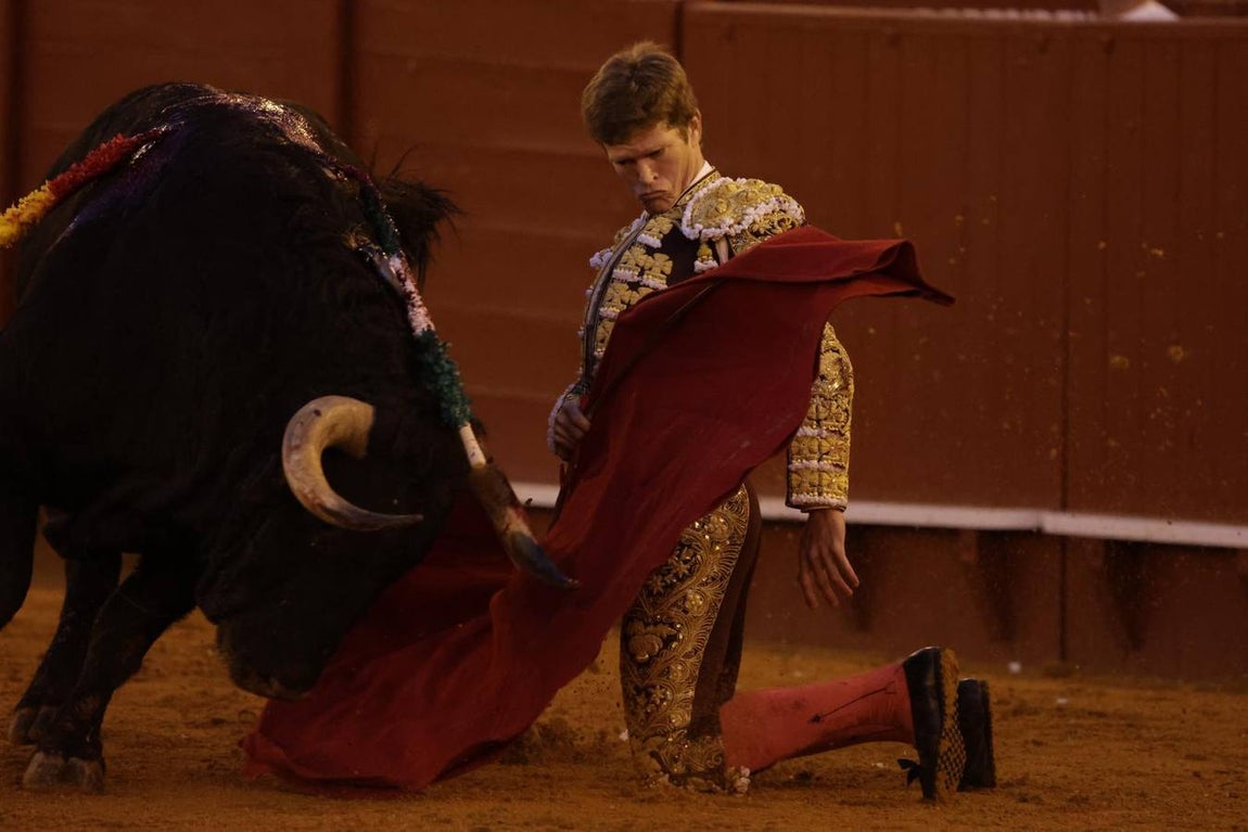 Algunos detalles de la faena de Borja Jiménez al que cerraba la tarde
