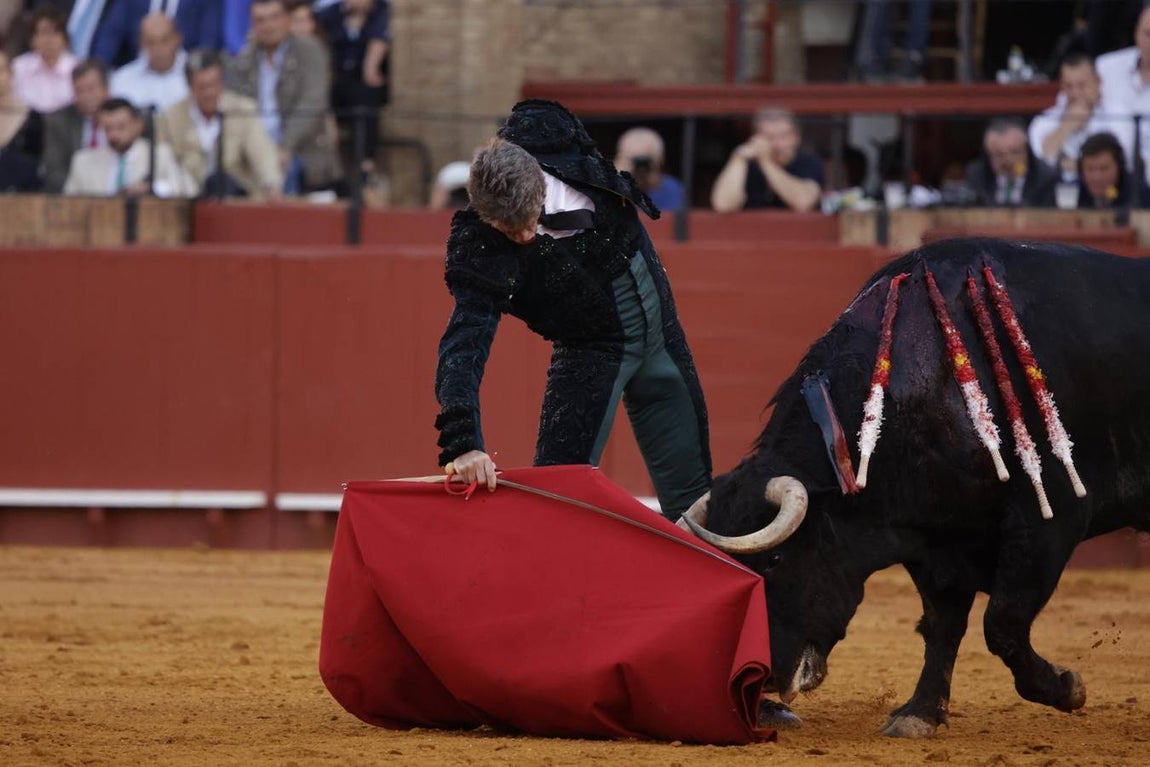 Imágenes de Escribano en el segundo toro de su lote 